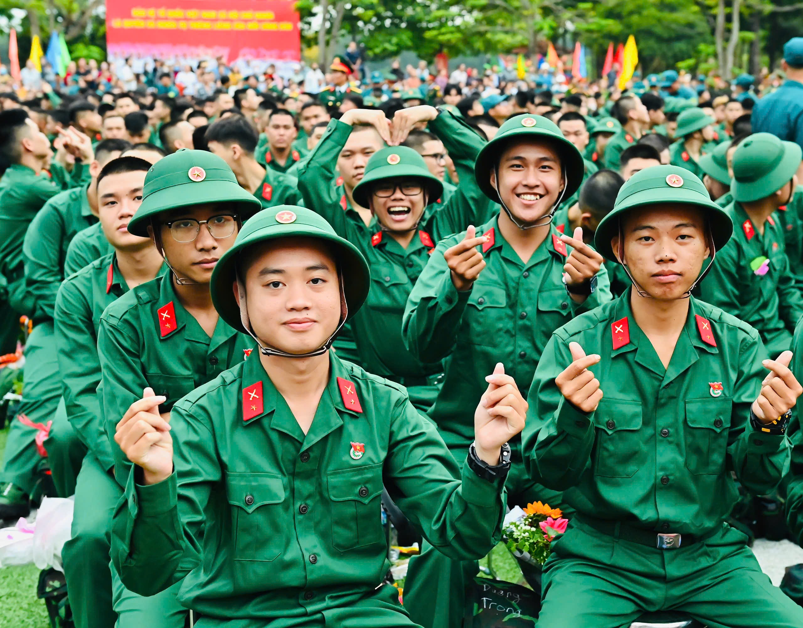 Chủ tịch Quốc hội Trần Thanh Mẫn, Bí thư Thành ủy TPHCM Trần Lưu Quang động viên tân binh lên đường nhập ngũ